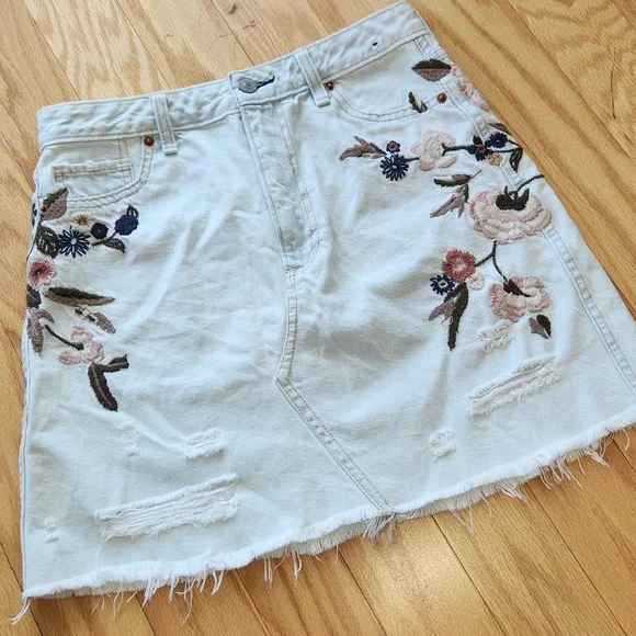 Abercrombie & Fitch Floral Embroidered Mini Skirt - Picture 3 of 10